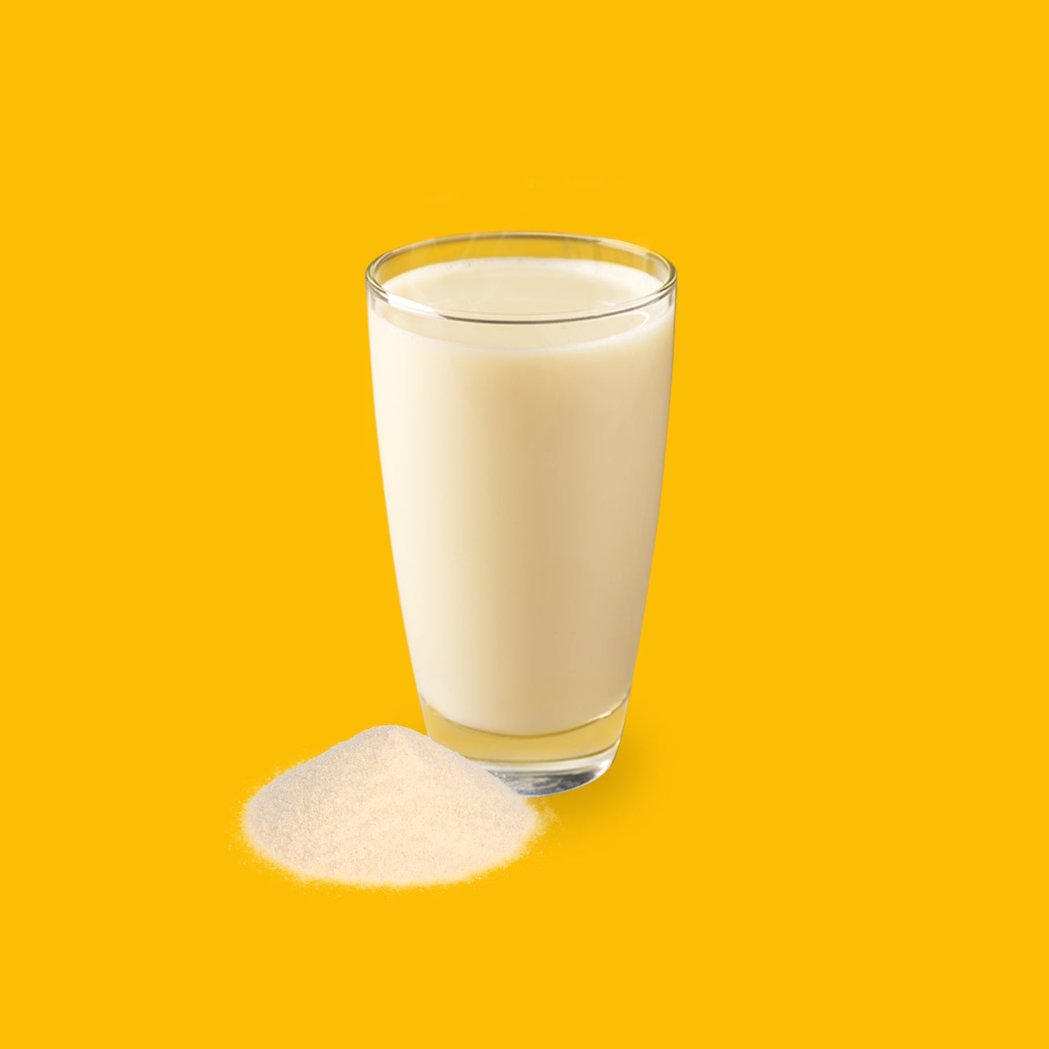 Drinkmich Bananengeschmack Haferdrink zum Selbermixen kleiner Haufen Pulver vor Hafermilchglas vor gelbem Hintergrund
