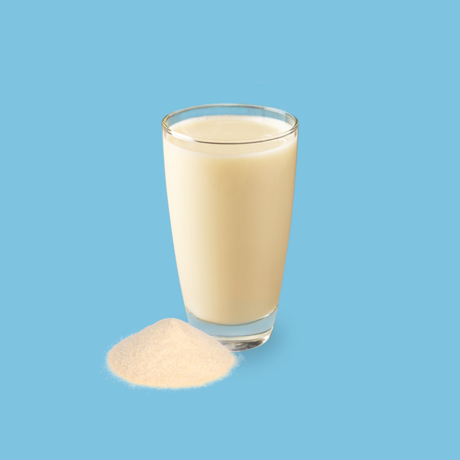 Drinkmich Hafermilchpulver mit Calcium perfekt für Kleinkinder kleiner Haufen Pulver vor Glas mit cremiger Hafermilch mit Calciumplus vor hellblauem Hintergrund