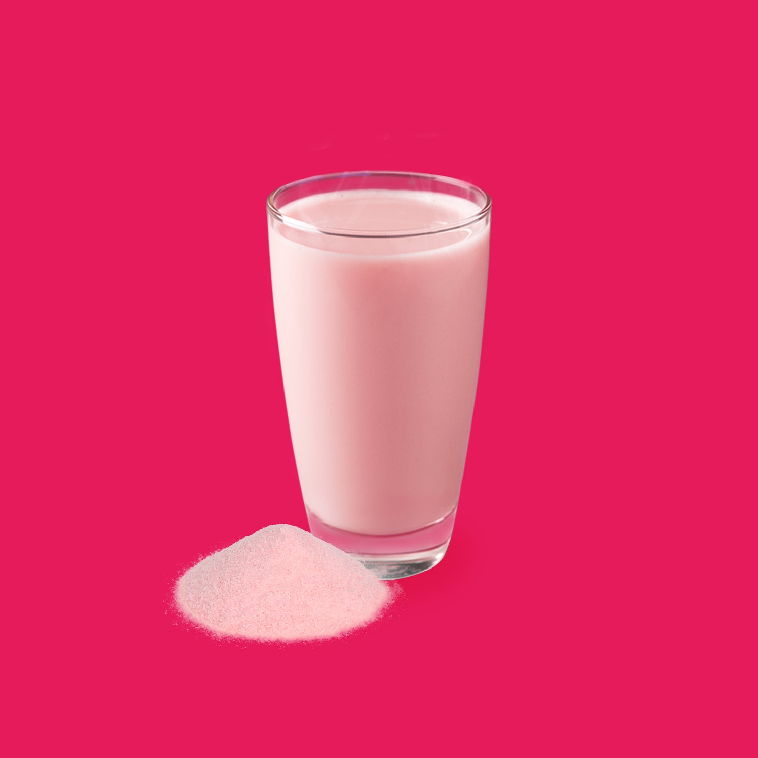 Drinkmich Hafermilchpulver mit Erdbeergeschmack kleiner Pulverhafen vor Glas mit rosafarbener Erdbeerhafermilch vor rosanem hintergrund