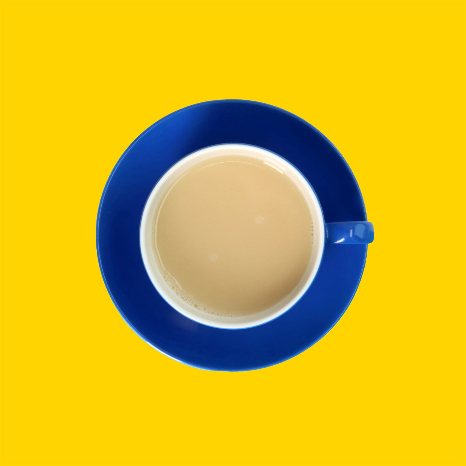 Drinkmich Glutenfreies hafermilchpulver zum Selbermixen Seviervorsschlag in dunkelblauer Porzellantasse vor gelbem Hintergrund