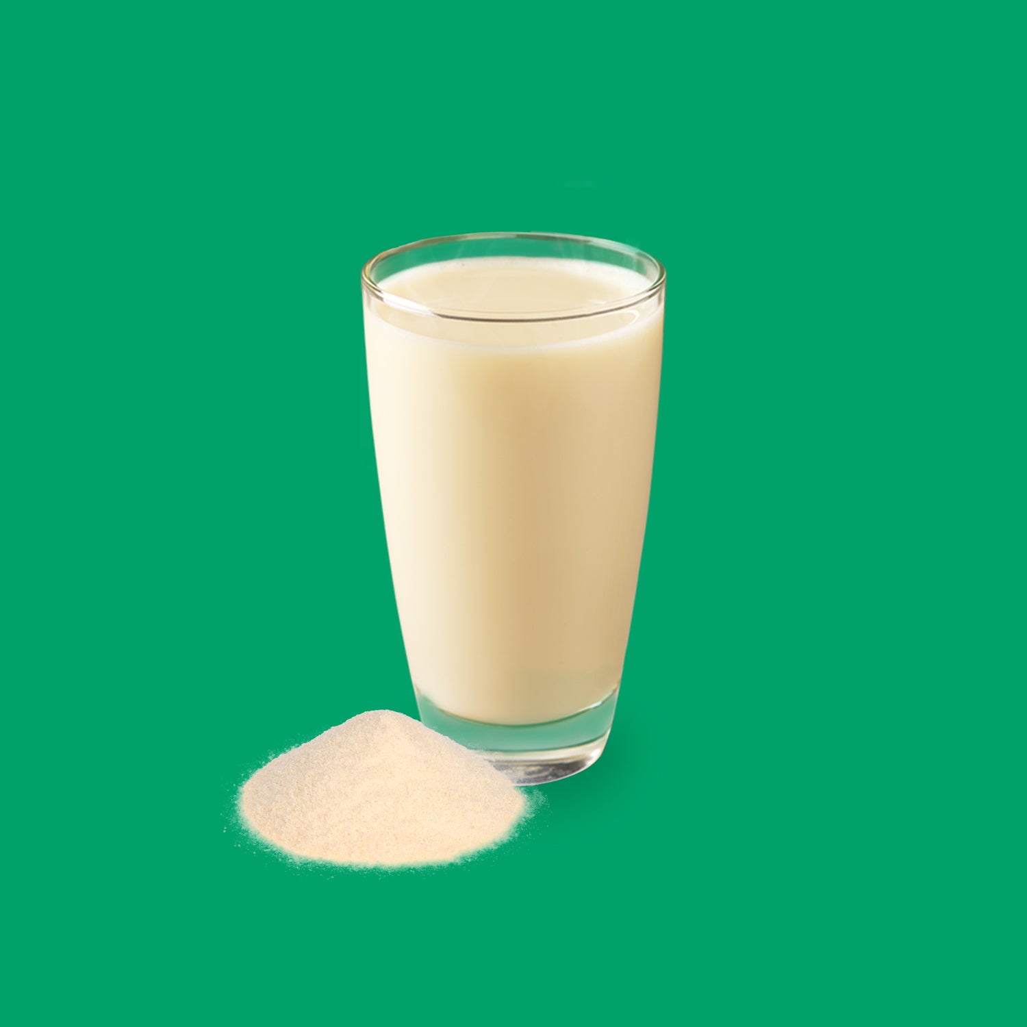 Drinkmich Hafermilchpulver kleiner Haufen Hafermilchpulver vor Glas mit fertig angerührter Hafermilch vor dunkelgrünem Hintergrund