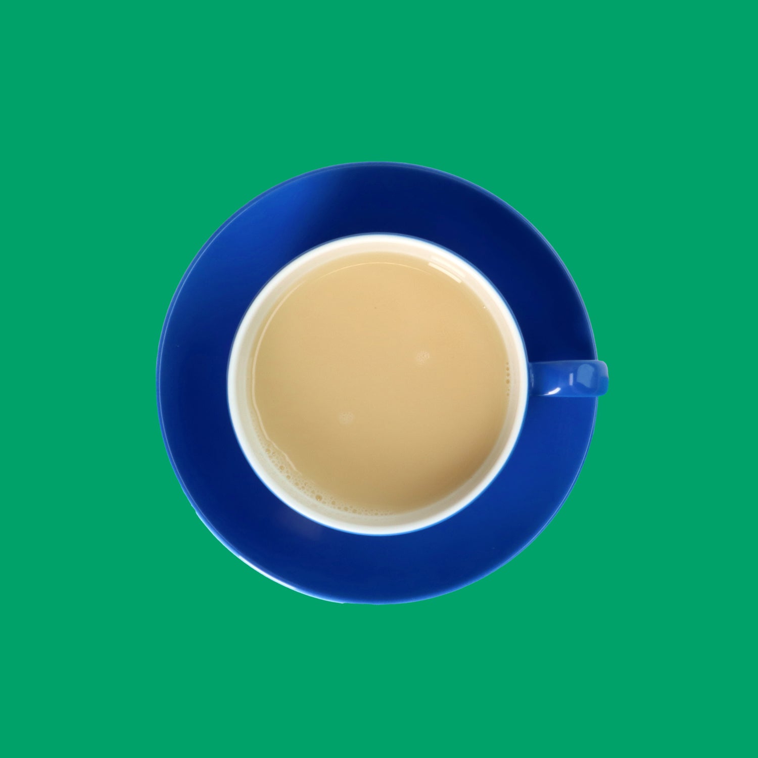 Drinkmich Haferdrink zum Selbermixen mit Reisprotein Serviervorschlag in dunkelblauer porzellantasse vor dunkelgrünem Hintergrund